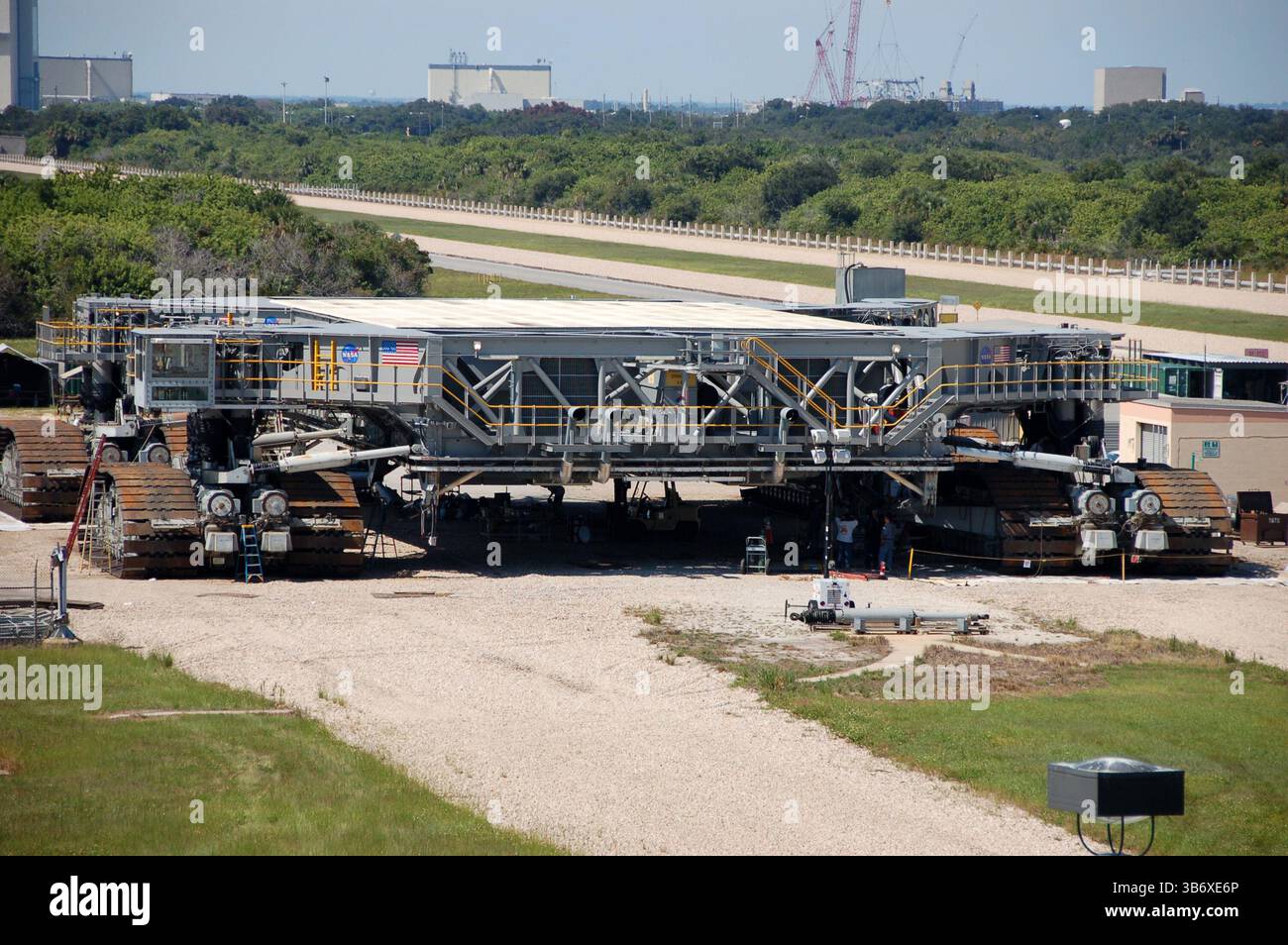 L'énorme transporteur à chenilles de la NASA au Kennedy Space Center, utilisé pour transporter des fusées du bâtiment d'assemblage des véhicules à la rampe de lancement Banque D'Images