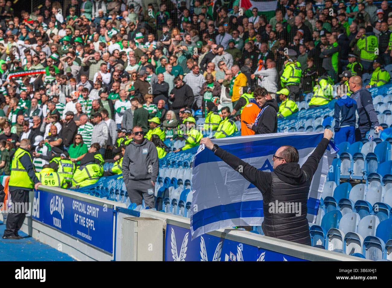 04 mai 2025, Glasgow, Royaume-Uni. Les Rangers ont joué contre le Celtic lors d'un match de premier rang de William Hill à l'Ibrox Stadium, Glasgow, Écosse, Royaume-Uni, le dernier match de la saison. Le score final était Rangers 1 - 1 Celtic. Fan des Rangers brandissant le drapeau d'Israël vers les supporters celtes. Crédit : Findlay/ Alamy Live News Banque D'Images