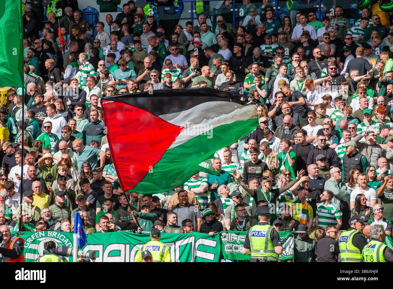 04 mai 2025, Glasgow, Royaume-Uni. Les Rangers ont joué contre le Celtic lors d'un match de premier rang de William Hill à l'Ibrox Stadium, Glasgow, Écosse, Royaume-Uni, le dernier match de la saison. Le score final était Rangers 1 - 1 Celtic. Fan celtique arborant le drapeau palestinien crédit : Findlay/ Alamy Live News Banque D'Images