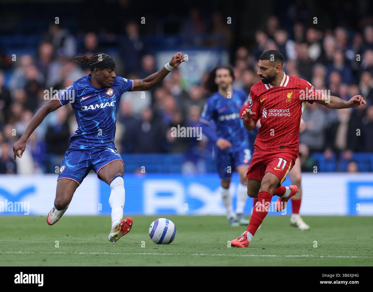 Londres, Royaume-Uni. 4 mai 2025. Noni Madueke de Chelsea (à gauche) et Mohamed Salah de Liverpool (à droite) poursuivent le ballon lors du match de premier League Chelsea vs Liverpool à Stamford Bridge, Londres. Le crédit photo devrait se lire : Paul Terry/Sportimage crédit : Sportimage Ltd/Alamy Live News Banque D'Images