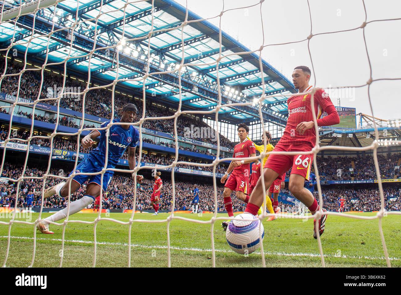 Stamford Bridge, Chelsea, Londres, Royaume-Uni. 4 mai 2025. Premier League Football, Chelsea contre Liverpool ; Noni Madueke de Chelsea marque, mais le but est refusé pour le hors-match Credit : action plus Sports/Alamy Live News Banque D'Images