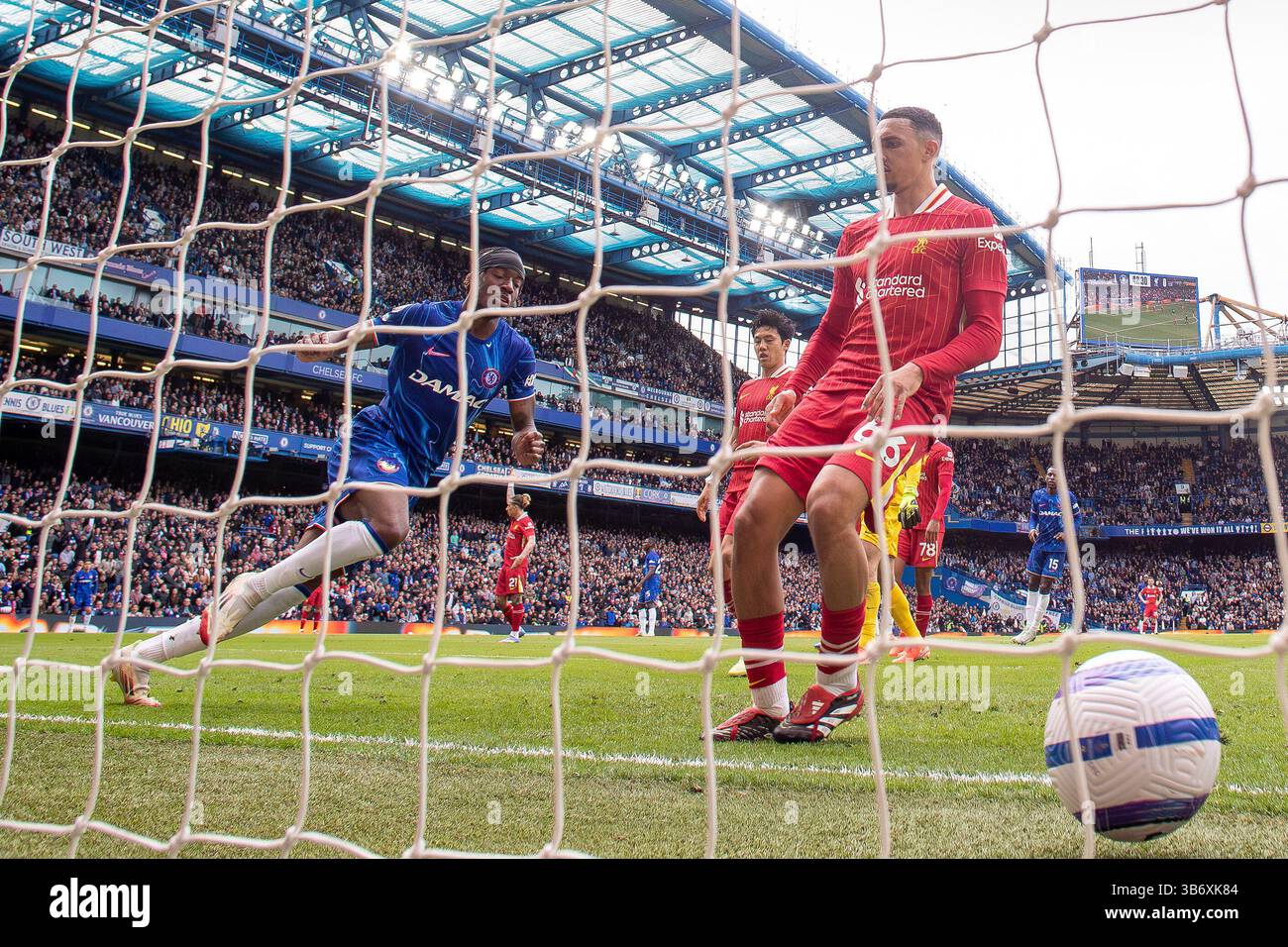 Stamford Bridge, Chelsea, Londres, Royaume-Uni. 4 mai 2025. Premier League Football, Chelsea contre Liverpool ; Noni Madueke de Chelsea marque, mais le but est refusé pour le hors-match Credit : action plus Sports/Alamy Live News Banque D'Images