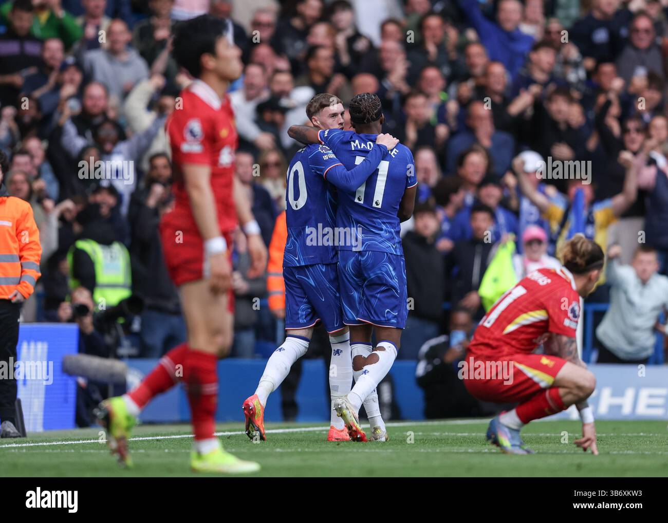 Londres, Royaume-Uni. 4 mai 2025. Cole Palmer de Chelsea et Noni Madueke de Chelsea célèbrent leur deuxième but lors du match de premier League Chelsea vs Liverpool à Stamford Bridge, Londres. Le crédit photo devrait se lire : Paul Terry/Sportimage crédit : Sportimage Ltd/Alamy Live News Banque D'Images