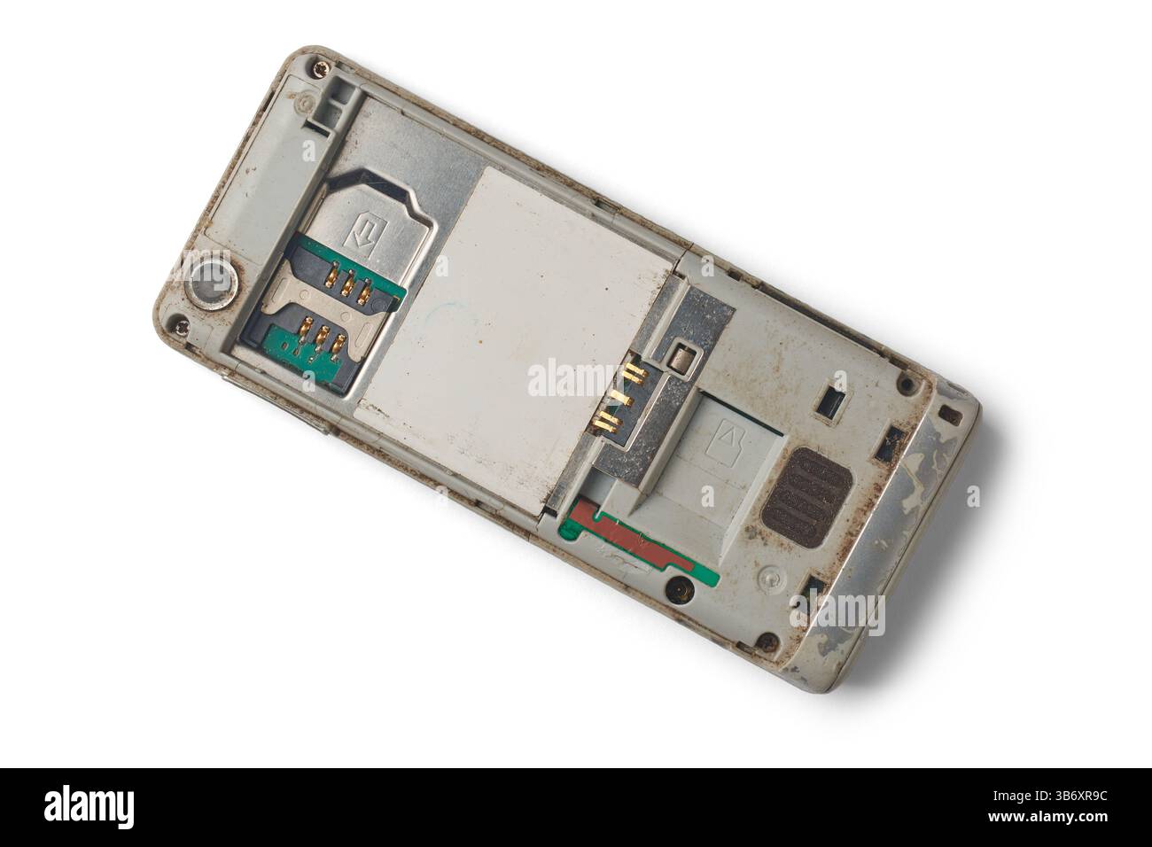 Arrière de vieux téléphone portable obsolète après avoir retiré la couverture arrière et la batterie isolé fond blanc, caméra arrière, fente pour carte SIM et autres contacts Banque D'Images