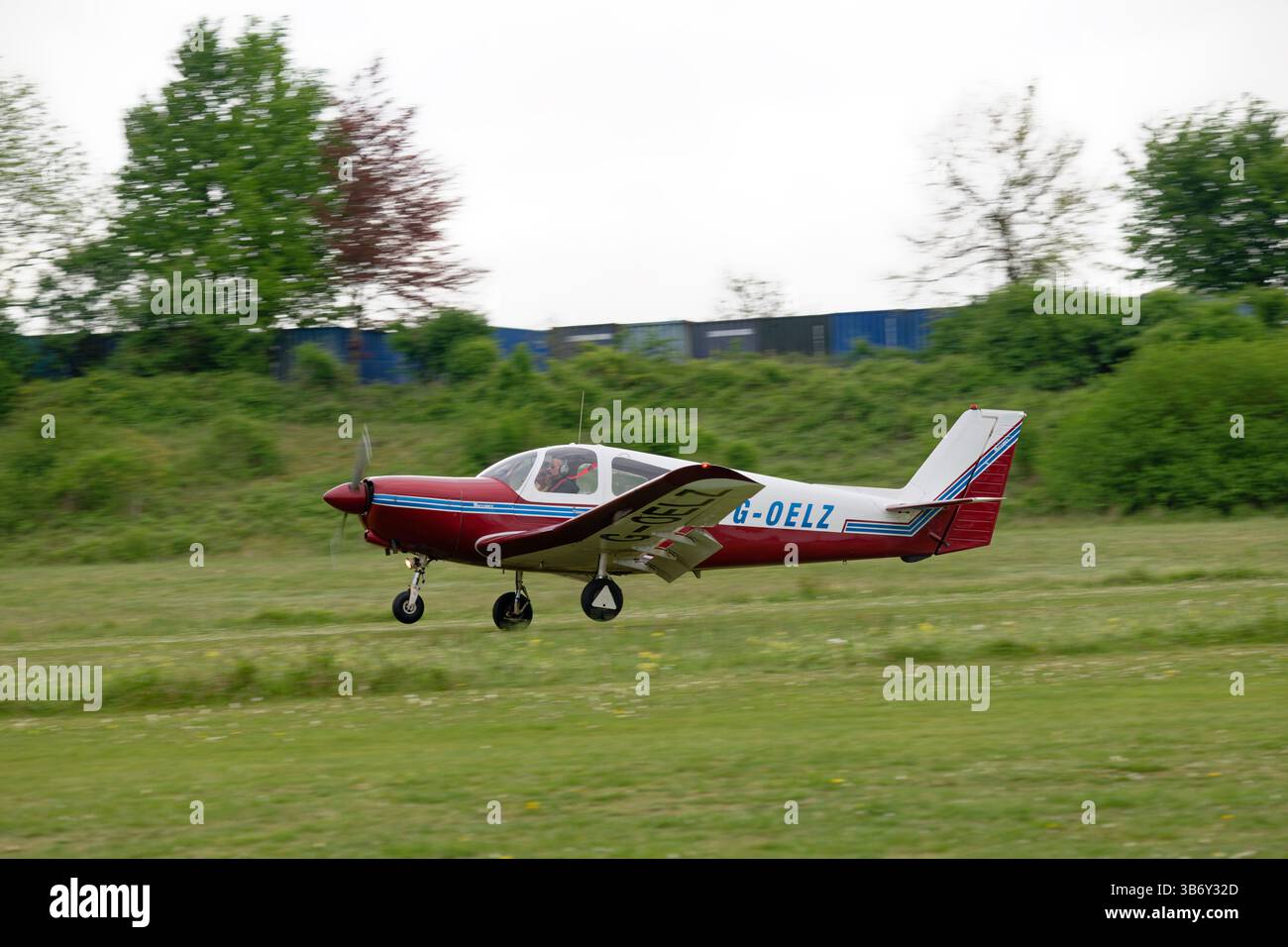 Rare Vintage Aircraft un Wassmer WA52 Europa G-OELZ arrive à l'aérodrome de Popham dans le Hampshire en Angleterre pour assister à la foire commerciale annuelle de la micro-lumière. Banque D'Images