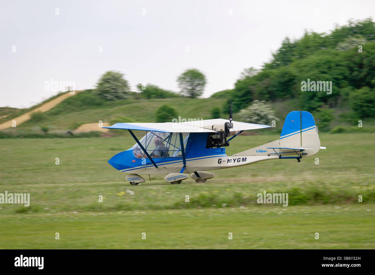 Vintage Quad City Challenger Microlight avion G-MYGM arrive à l'aérodrome de Popham dans le Hampshire Angleterre pour assister au salon annuel de la microlight Banque D'Images Vintage Quad City Challenger Microlight avion G-MYGM arrive à l'aérodrome de Popham dans le Hampshire Angleterre pour assister au salon annuel de la microlight Banque D'Images