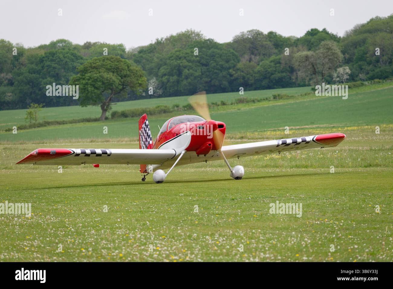 Lovely Looking Vans RV-9 Kit taxies d'avion à l'aire de stationnement à l'aérodrome de Popham dans le Hampshire Angleterre après être arrivé pour assister à la micro-lumière annuelle f Banque D'Images