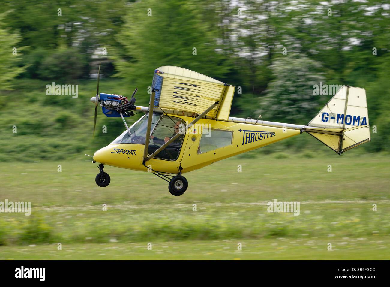 Le G-MOMA, avion micro-léger Yellow Thruster, arrive à l'aérodrome de Popham dans le Hampshire en Angleterre pour assister à la foire commerciale Microlight Banque D'Images