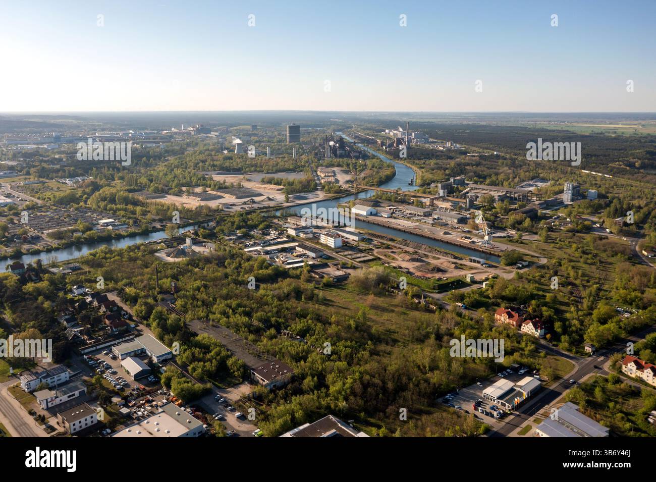 Zone industrielle sur le canal, Oder-Spree-Kanal, Eisenhuettenstadt, Brandebourg, Allemagne, Europe Banque D'Images