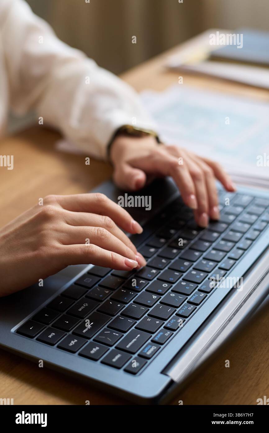 Mains de femme méconnaissable tapant sur ordinateur portable Banque D'Images