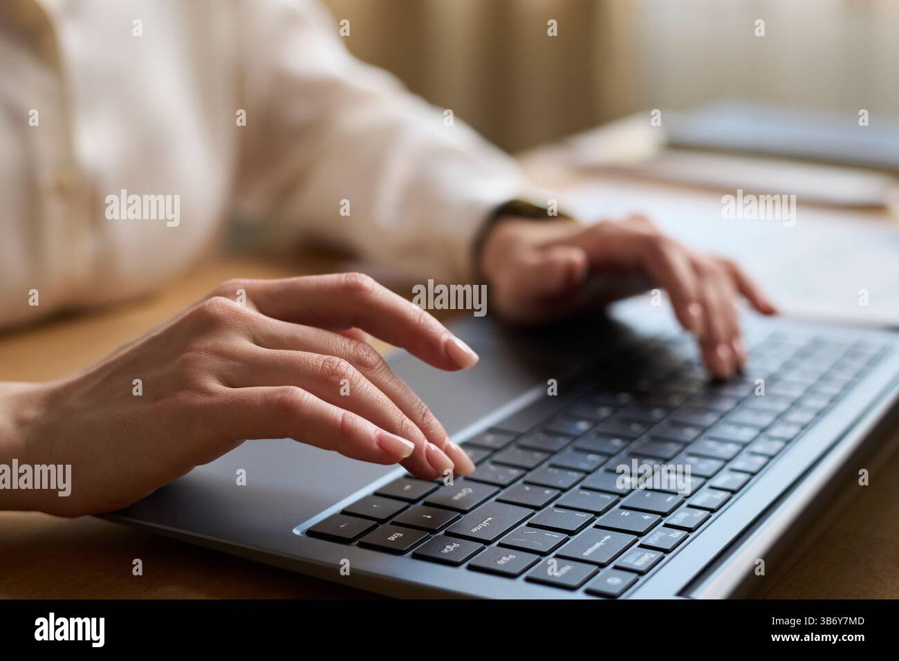 Mains féminines tapant sur ordinateur portable dans le bureau Banque D'Images