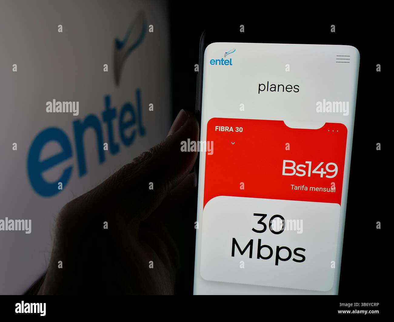 Dans cette illustration photo, une personne tient un smartphone avec le site Web de la société de télécommunications Entel S.A. sur l'écran devant le logo. Banque D'Images Dans cette illustration photo, une personne tient un smartphone avec le site Web de la société de télécommunications Entel S.A. sur l'écran devant le logo. Banque D'Images