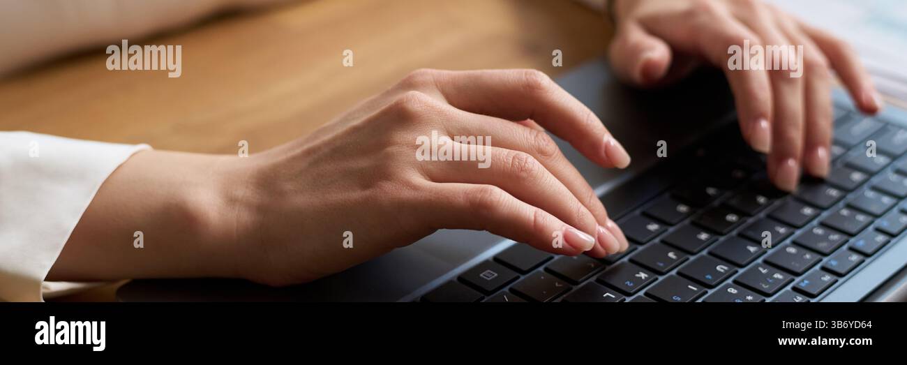 Mains d'une femme méconnaissable tapant sur l'en-tête ordinateur portable au travail Banque D'Images