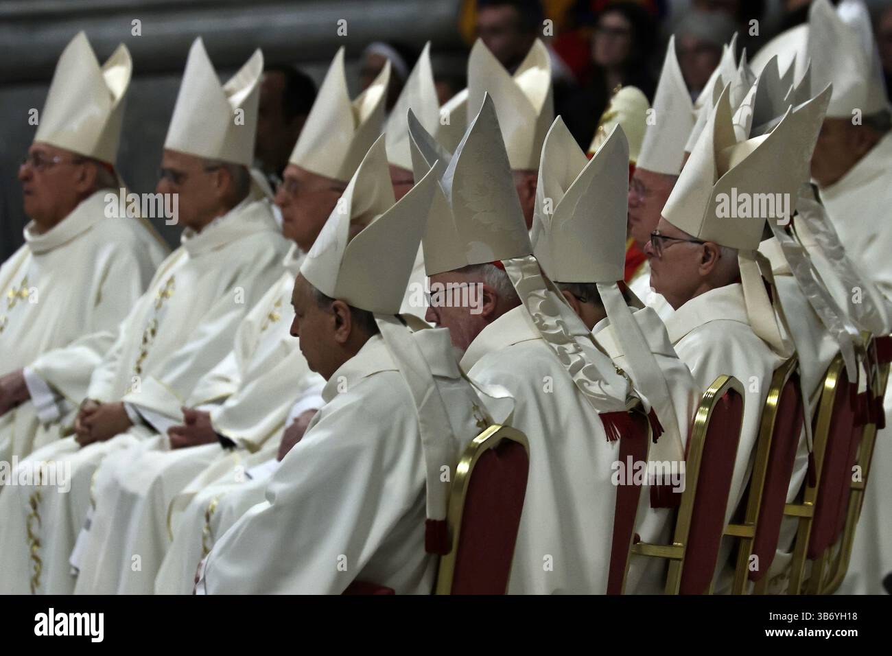 Vatican. 4 mai 2025 - Cité du Vatican. Célébration eucharistique au suffrage du pontife romain François, le dernier jour de Novendiali. La célébration a été présidée par son Eminence le Cardinal DOMINIQUE Mamberti en la Basilique Pierre au Vatican. © EvandroInetti via ZUMA Wire (crédit image : © Evandro Inetti/ZUMA Press Wire) USAGE ÉDITORIAL SEULEMENT ! Non destiné à UN USAGE commercial ! Crédit : ZUMA Press, Inc/Alamy Live News Banque D'Images