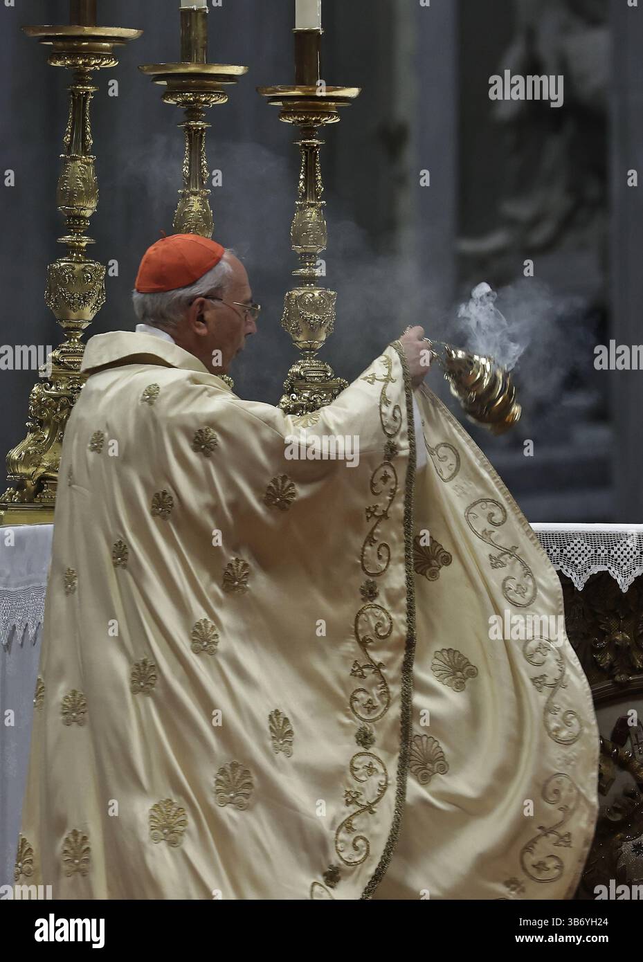 Vatican. 4 mai 2025 - Cité du Vatican. Célébration eucharistique au suffrage du pontife romain François, le dernier jour de Novendiali. La célébration a été présidée par son Eminence le Cardinal DOMINIQUE Mamberti en la Basilique Pierre au Vatican. © EvandroInetti via ZUMA Wire (crédit image : © Evandro Inetti/ZUMA Press Wire) USAGE ÉDITORIAL SEULEMENT ! Non destiné à UN USAGE commercial ! Crédit : ZUMA Press, Inc/Alamy Live News Banque D'Images