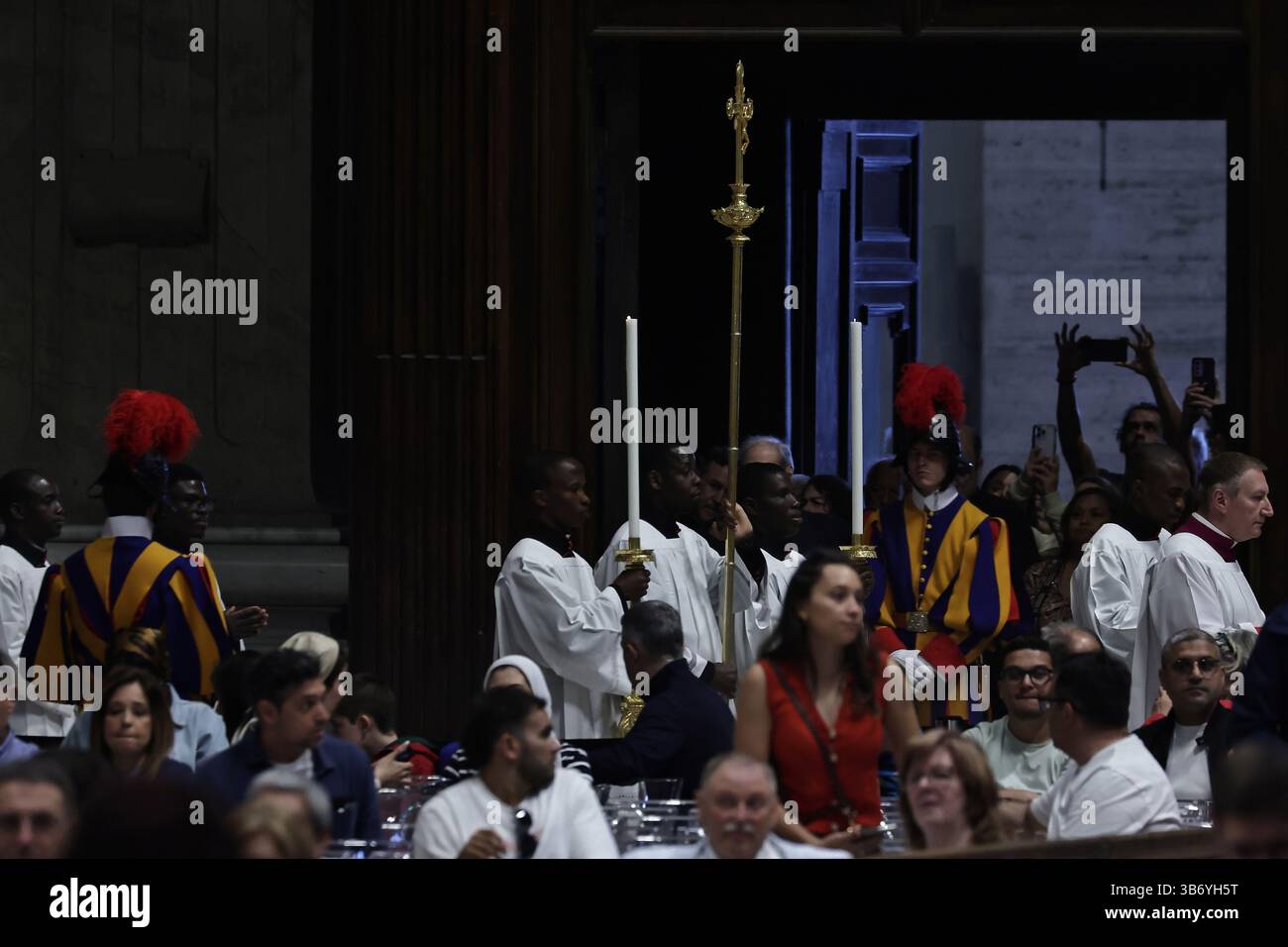 Vatican. 4 mai 2025 - Cité du Vatican. Célébration eucharistique au suffrage du pontife romain François, le dernier jour de Novendiali. La célébration a été présidée par son Eminence le Cardinal DOMINIQUE Mamberti en la Basilique Pierre au Vatican. © EvandroInetti via ZUMA Wire (crédit image : © Evandro Inetti/ZUMA Press Wire) USAGE ÉDITORIAL SEULEMENT ! Non destiné à UN USAGE commercial ! Crédit : ZUMA Press, Inc/Alamy Live News Banque D'Images
