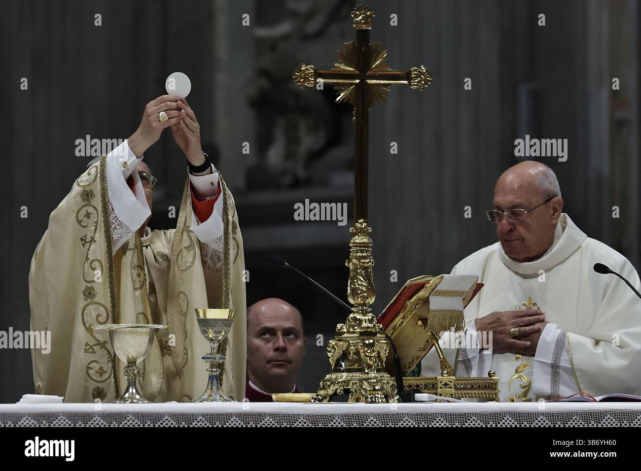 Vatican. 4 mai 2025 - Cité du Vatican. Célébration eucharistique au suffrage du pontife romain François, le dernier jour de Novendiali. La célébration a été présidée par son Eminence le Cardinal DOMINIQUE Mamberti en la Basilique Pierre au Vatican. © EvandroInetti via ZUMA Wire (crédit image : © Evandro Inetti/ZUMA Press Wire) USAGE ÉDITORIAL SEULEMENT ! Non destiné à UN USAGE commercial ! Crédit : ZUMA Press, Inc/Alamy Live News Banque D'Images