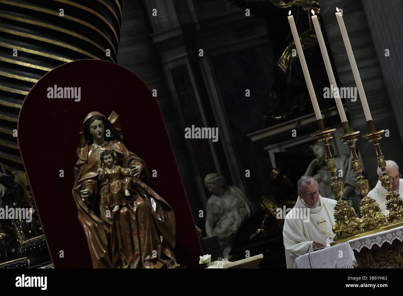 Vatican. 4 mai 2025 - Cité du Vatican. Célébration eucharistique au suffrage du pontife romain François, le dernier jour de Novendiali. La célébration a été présidée par son Eminence le Cardinal DOMINIQUE Mamberti en la Basilique Pierre au Vatican. © EvandroInetti via ZUMA Wire (crédit image : © Evandro Inetti/ZUMA Press Wire) USAGE ÉDITORIAL SEULEMENT ! Non destiné à UN USAGE commercial ! Crédit : ZUMA Press, Inc/Alamy Live News Banque D'Images