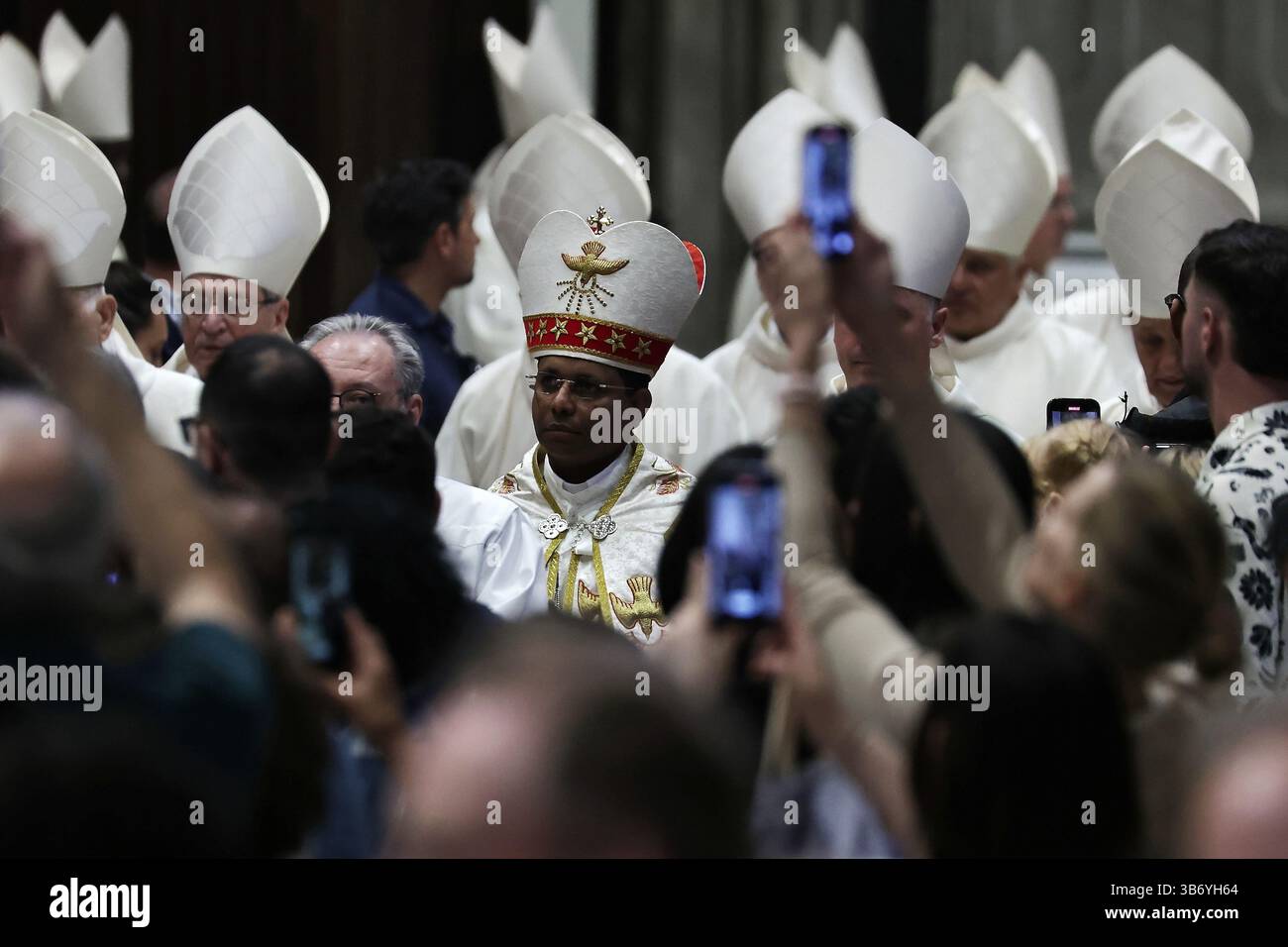 Vatican. 4 mai 2025 - Cité du Vatican. Célébration eucharistique au suffrage du pontife romain François, le dernier jour de Novendiali. La célébration a été présidée par son Eminence le Cardinal DOMINIQUE Mamberti en la Basilique Pierre au Vatican. © EvandroInetti via ZUMA Wire (crédit image : © Evandro Inetti/ZUMA Press Wire) USAGE ÉDITORIAL SEULEMENT ! Non destiné à UN USAGE commercial ! Crédit : ZUMA Press, Inc/Alamy Live News Banque D'Images