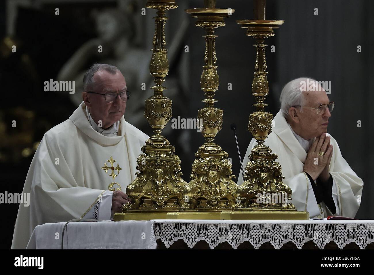 Vatican. 4 mai 2025 - Cité du Vatican. Célébration eucharistique au suffrage du pontife romain François, le dernier jour de Novendiali. La célébration a été présidée par son Eminence le Cardinal DOMINIQUE Mamberti en la Basilique Pierre au Vatican. © EvandroInetti via ZUMA Wire (crédit image : © Evandro Inetti/ZUMA Press Wire) USAGE ÉDITORIAL SEULEMENT ! Non destiné à UN USAGE commercial ! Crédit : ZUMA Press, Inc/Alamy Live News Banque D'Images