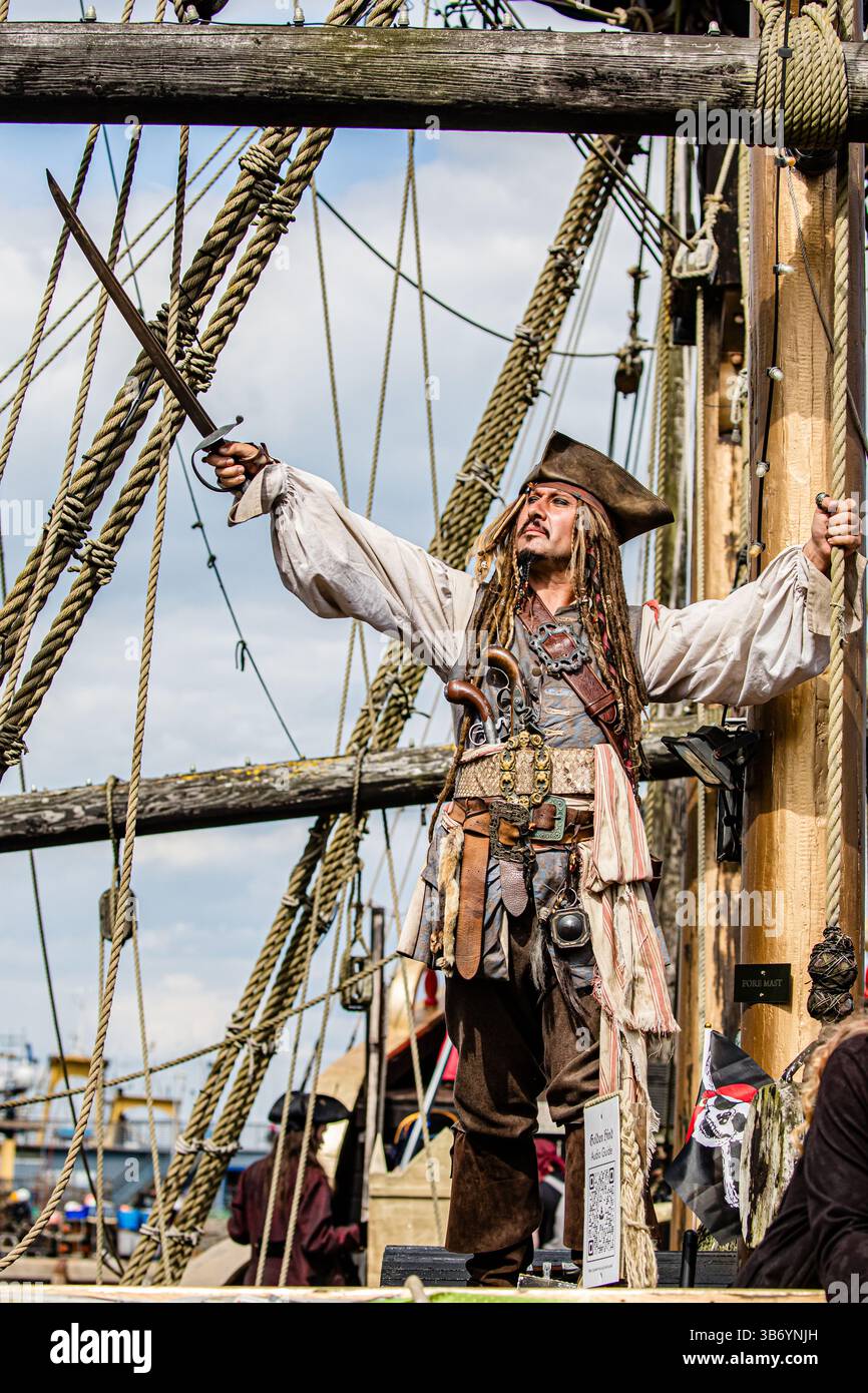 Brixham, Devon, Royaume-Uni. 4 mai 2025. Les pirates descendent sur le Brixham Pirate Festival 2025. Le festival a débuté en 2002, né d'un effort communautaire pour apporter de l'excitation à l'un des jours fériés les plus calmes de l'année. Depuis ses débuts modestes, le festival s’est épanoui pour devenir l’un des plus grands rassemblements sur le thème des pirates au monde. Chaque année, des milliers de visiteurs du monde entier affluent à Brixham pour un week-end rempli d'aventure et de méfaits balnéaires, le tout dans le cadre charmant et historique de ce port côtier. Crédit John Rose/Alamy Live News Banque D'Images