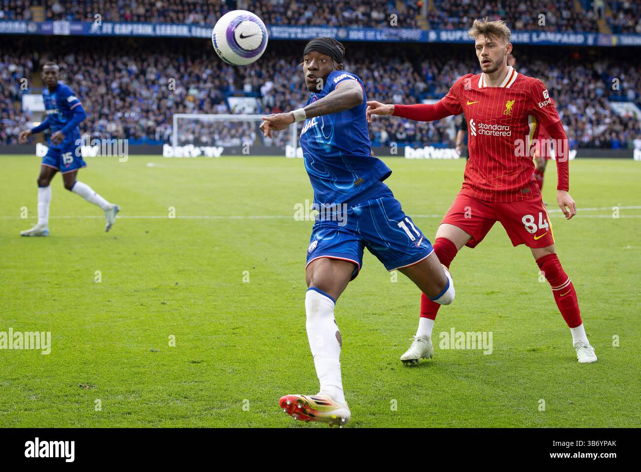 Stamford Bridge, Chelsea, Londres, Royaume-Uni. 4 mai 2025. Premier League Football, Chelsea contre Liverpool ; Noni Madueke de Chelsea remet le ballon en sécurité, regardé par Conor Bradley de Liverpool Credit : action plus Sports/Alamy Live News Banque D'Images