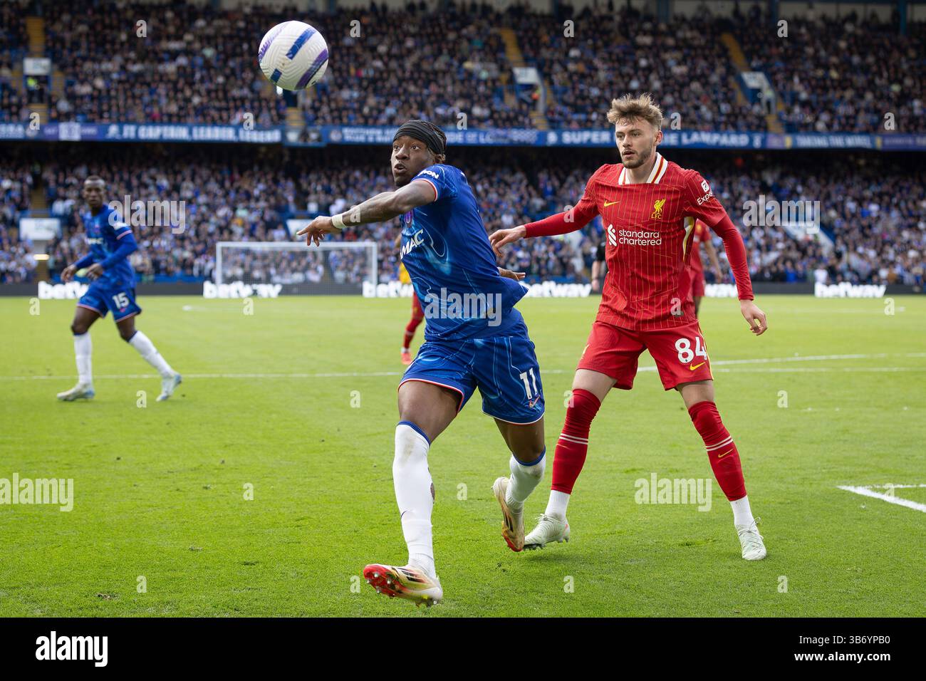 Stamford Bridge, Chelsea, Londres, Royaume-Uni. 4 mai 2025. Premier League Football, Chelsea contre Liverpool ; Noni Madueke de Chelsea remet le ballon en sécurité, regardé par Conor Bradley de Liverpool Credit : action plus Sports/Alamy Live News Banque D'Images