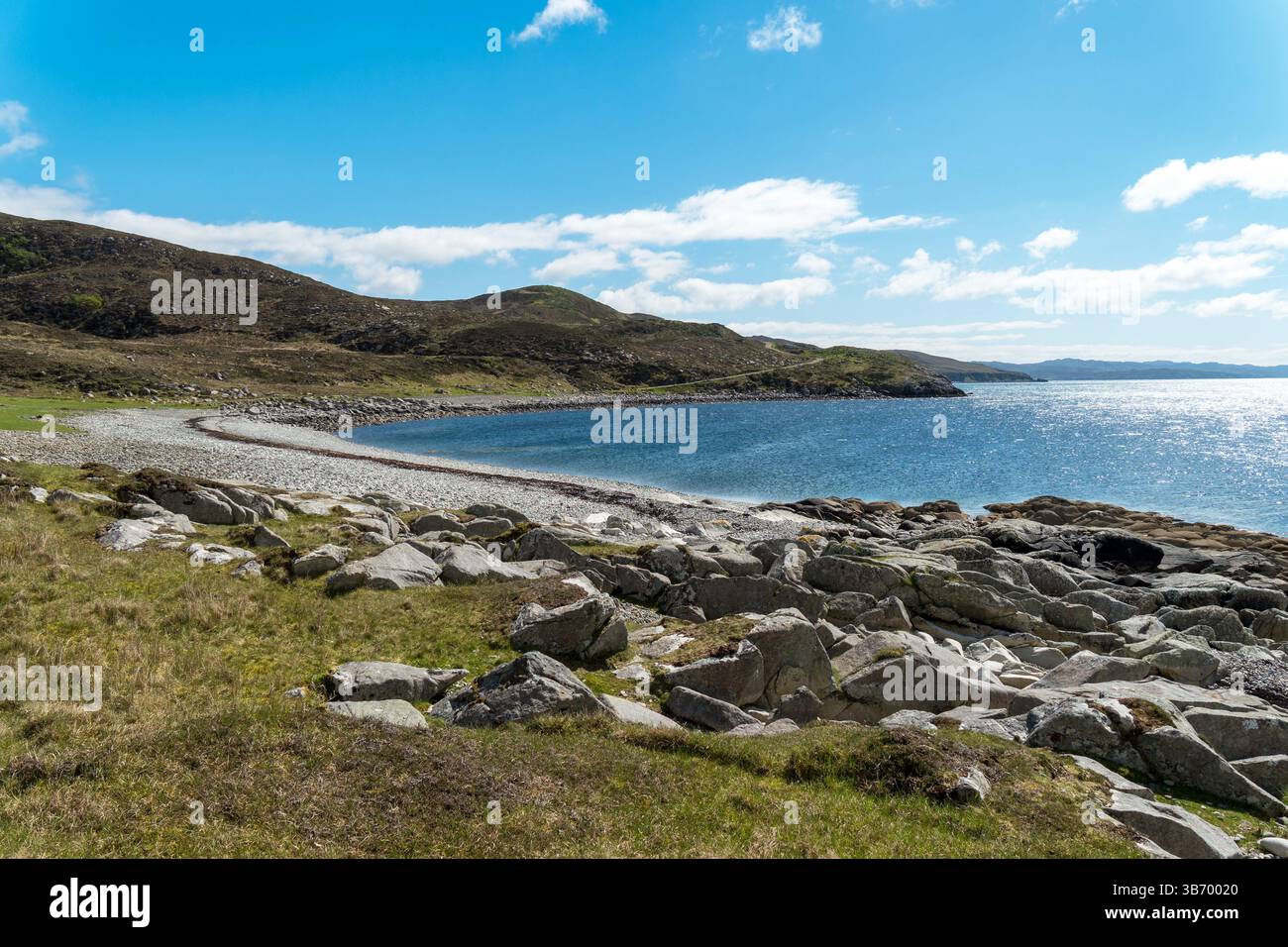 Camas Malag Beach et Loch Slapin près de Torrin par une journée ensoleillée avec un ciel bleu en mai, île de Skye, Écosse, Royaume-Uni Banque D'Images
