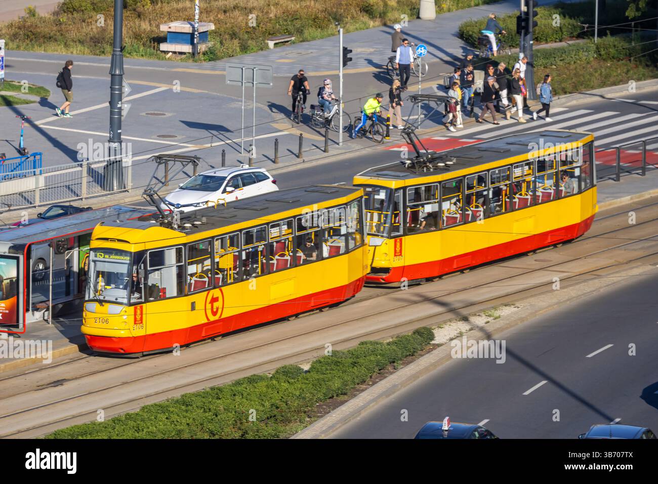 Varsovie, Pologne - 20 septembre 2024 : tramway de type Alstom Konstal à la gare Centrum de Varsovie, Pologne. Banque D'Images