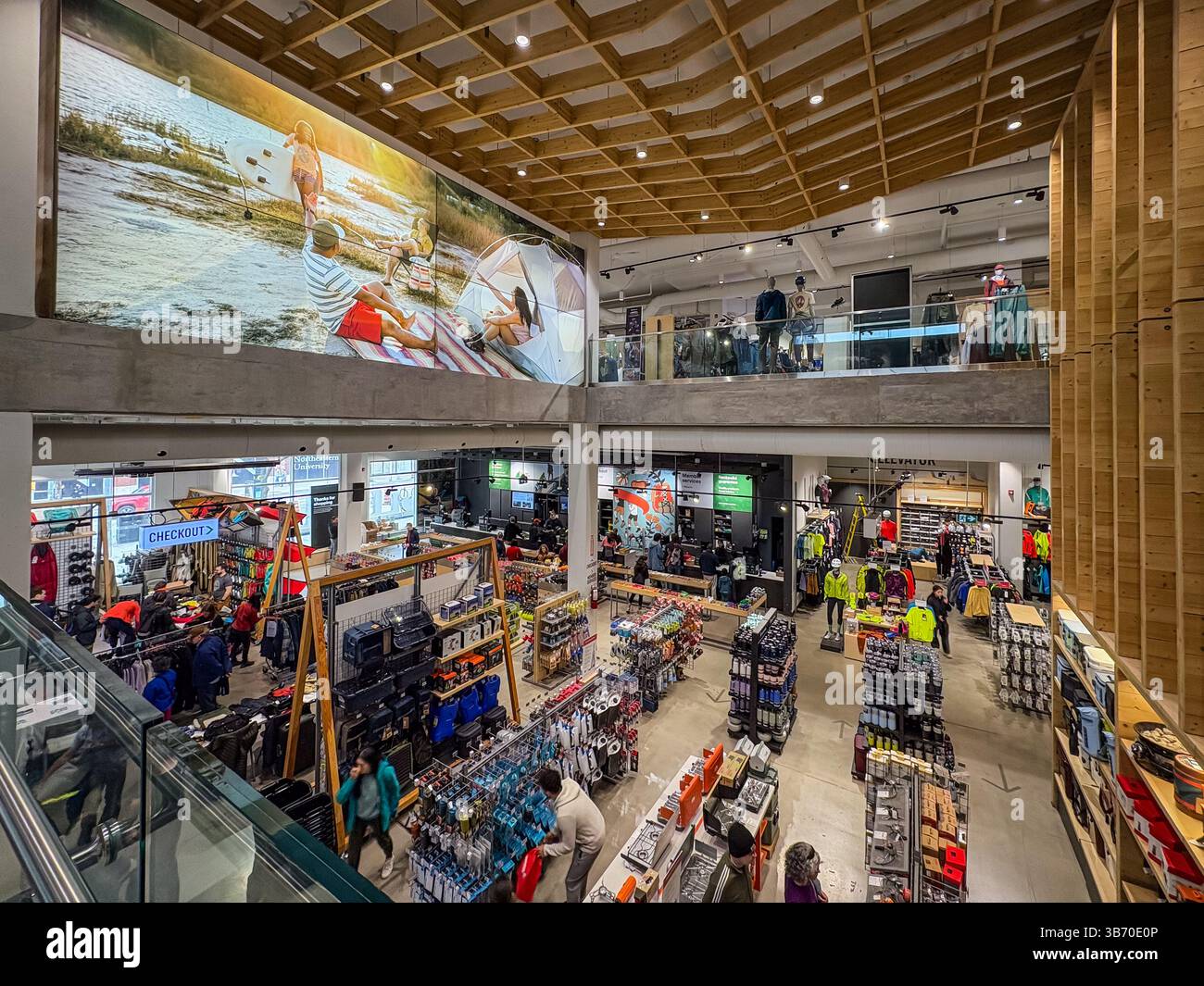 Intérieur du magasin MEC. Vue multi-niveaux des personnes qui magasinent pour des présentoirs d'équipement extérieur et des étagères à l'intérieur de l'espace de vente au détail à Toronto, Canada. Comprend grand Banque D'Images