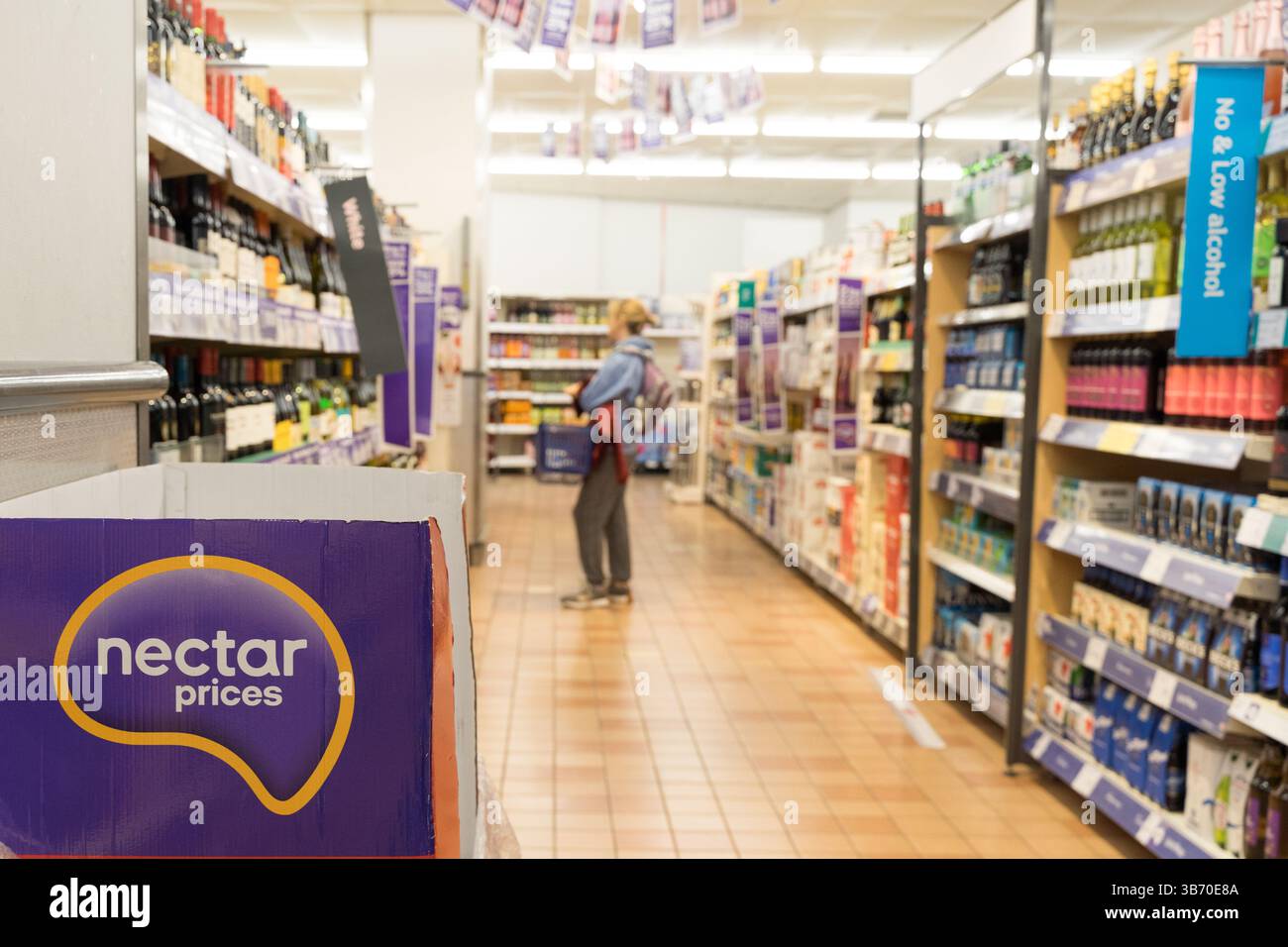 L'affiche du prix du nectar de Sainsbury offre un prix spécial au Wines Aisle Supermarket London UK Banque D'Images