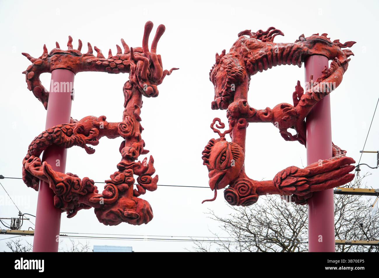 Les sculptures de dragon rouge font partie de la célèbre porte d'entrée de Chinatown à Toronto, Canada. Banque D'Images