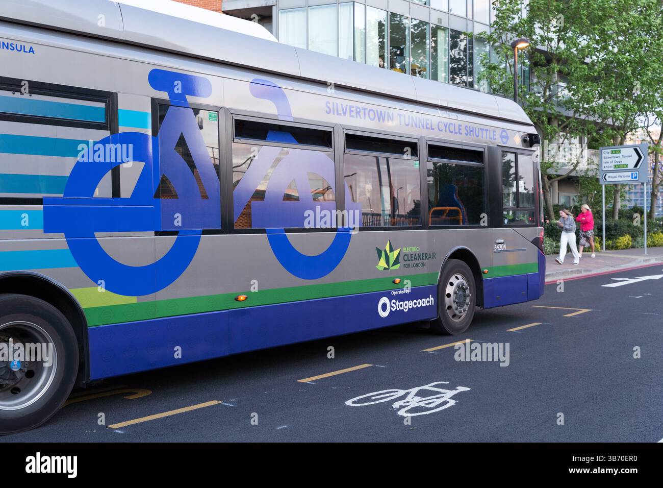 Vue latérale du tunnel de Silvertown cycle Shuttle bus, en service entre la péninsule de North Greenwich et Silvertown, traversant le tunnel fluvial de Londres au Royaume-Uni. Banque D'Images