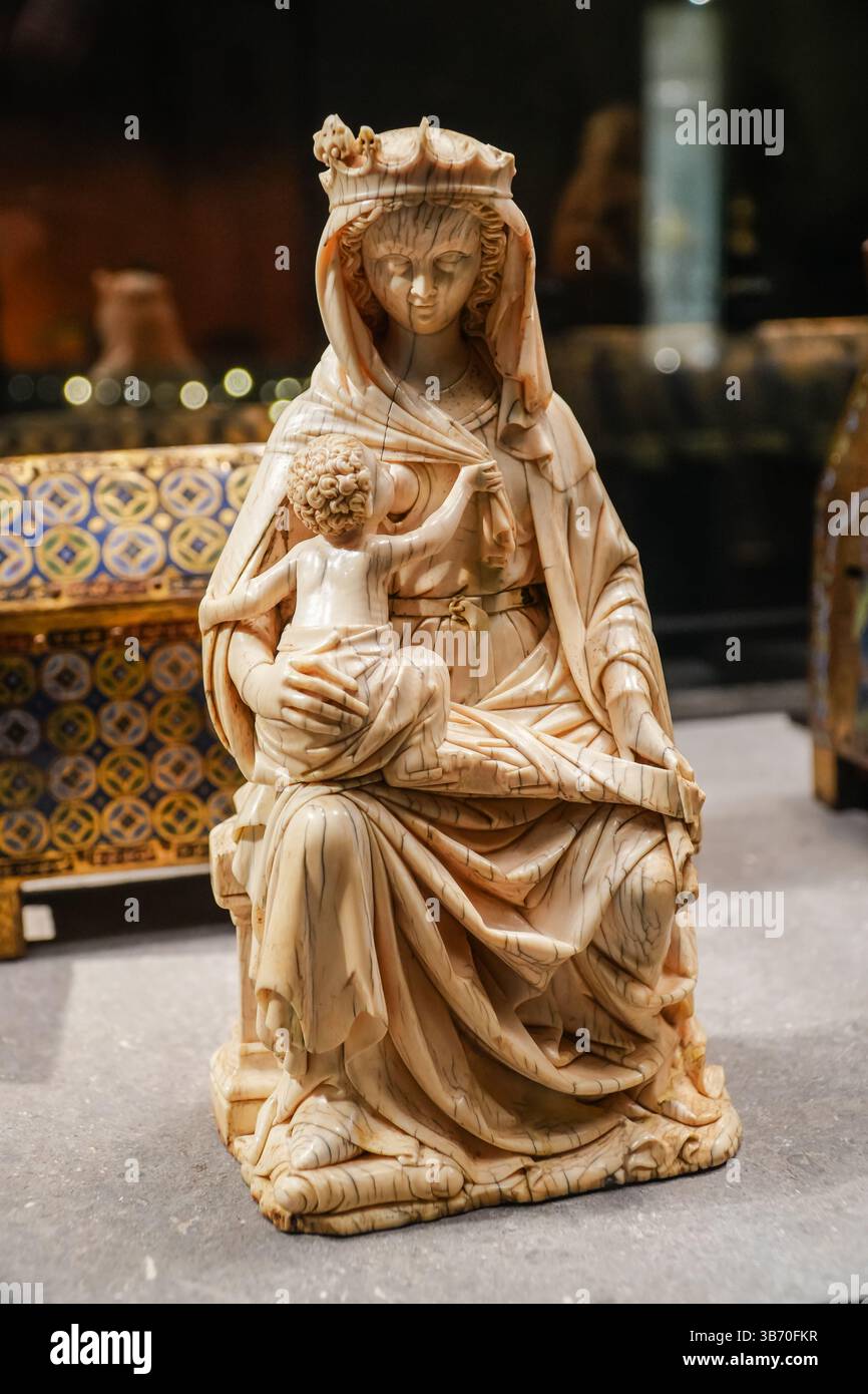 Statue en ivoire représentant la Vierge Marie intronisée tenant bébé Jésus, un artefact historique d'art religieux. Banque D'Images