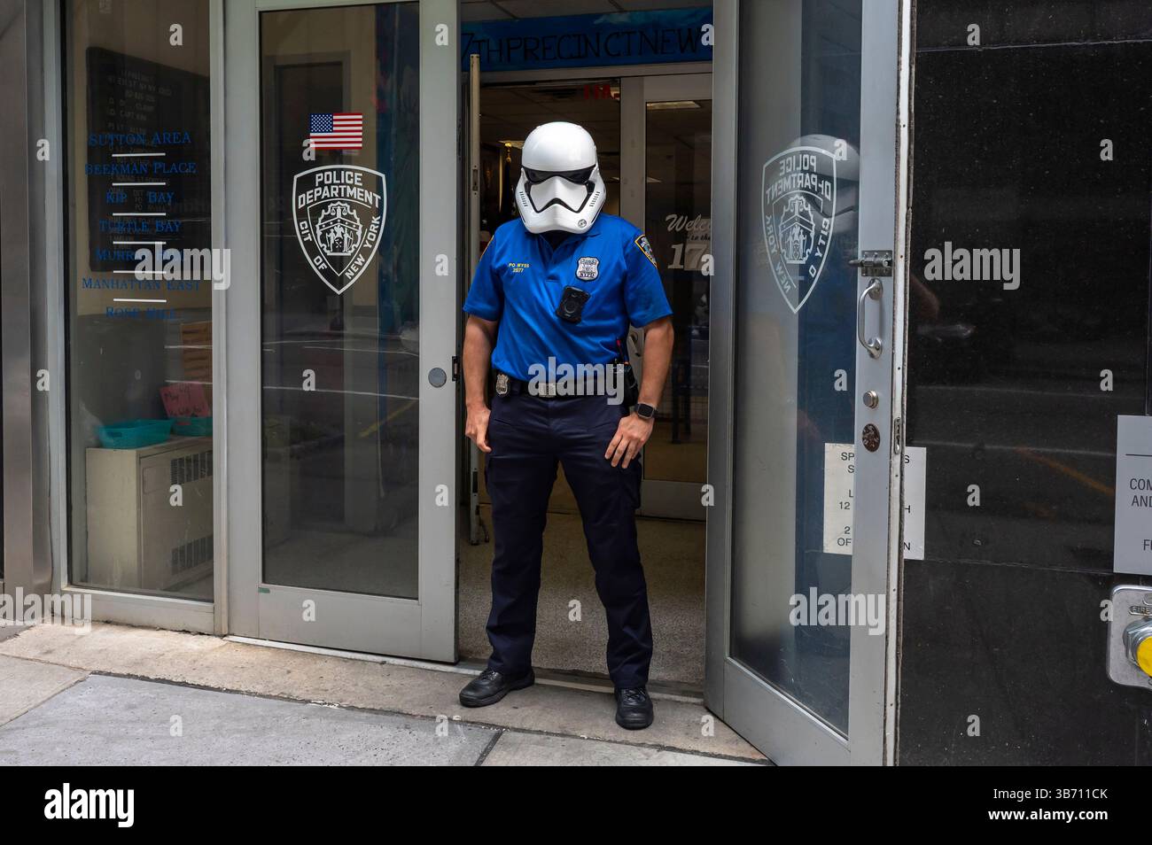 Le policier de New York Dennis Wyss porte un casque Star Wars Stormtrooper à l'entrée du 17e commissariat célébrant Star Wars Day, un événement mondial non officiel des fans organisé chaque année le 4 mai, choisi comme jeu de mots avec « May the Forth » et la légendaire série de films de science-fiction Star Wars, « May the Force Be with You », à New York City. arts culture et divertissement, vêtements, cosplay, costume, fan, fan - passionné, industrie du film, pleine longueur, casque, styles de vie, objet manufacturé, film, service de police de la ville de new york, nypd, officier de police, poursuite récréative, re Banque D'Images