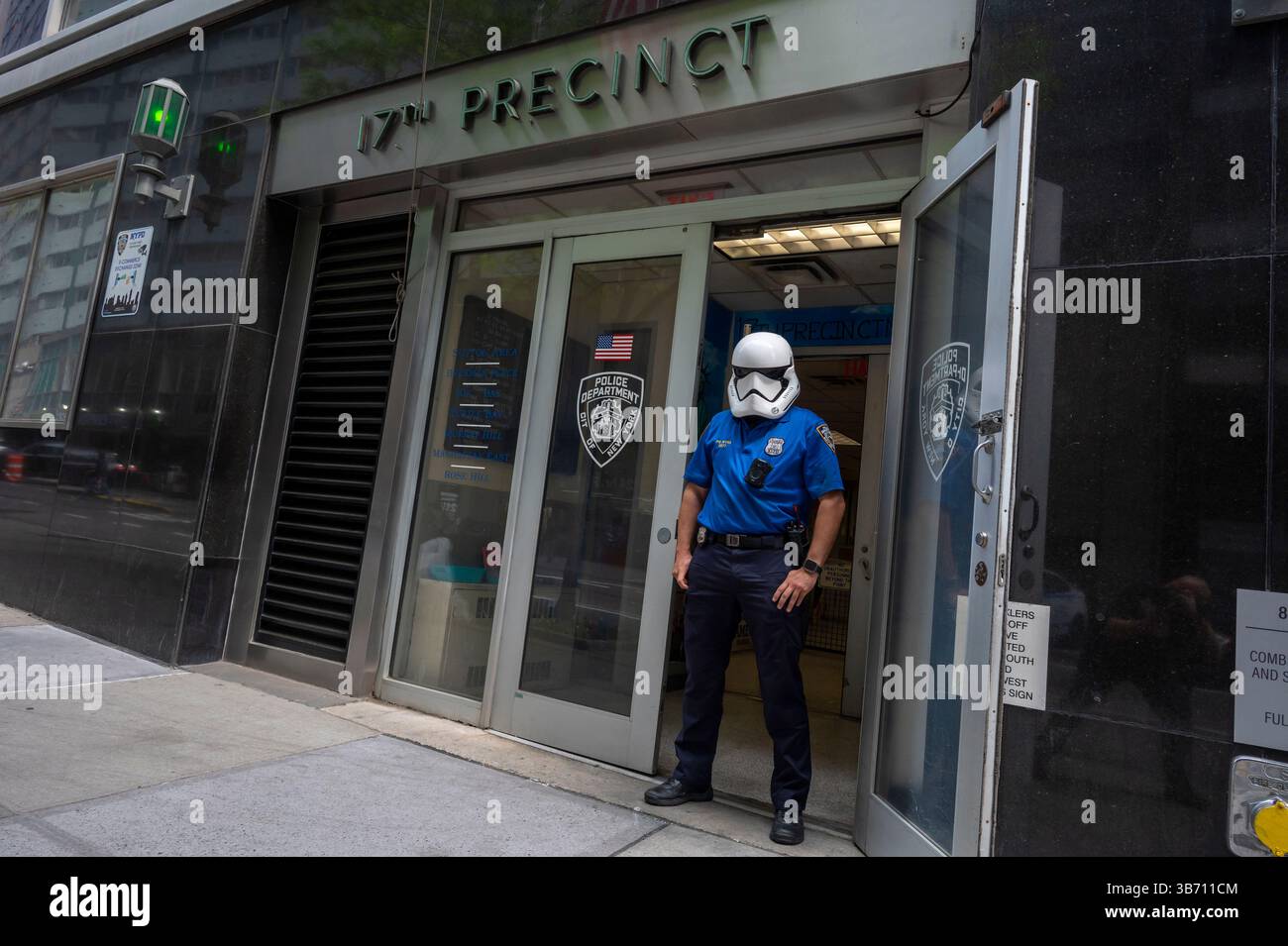 Le policier de New York Dennis Wyss porte un casque Star Wars Stormtrooper à l'entrée du 17e commissariat célébrant Star Wars Day, un événement mondial non officiel des fans organisé chaque année le 4 mai, choisi comme jeu de mots avec « May the Forth » et la légendaire série de films de science-fiction Star Wars, « May the Force Be with You », à New York City. arts culture et divertissement, vêtements, cosplay, costume, fan, fan - passionné, industrie du film, pleine longueur, casque, styles de vie, objet manufacturé, film, service de police de la ville de new york, nypd, officier de police, poursuite récréative, re Banque D'Images