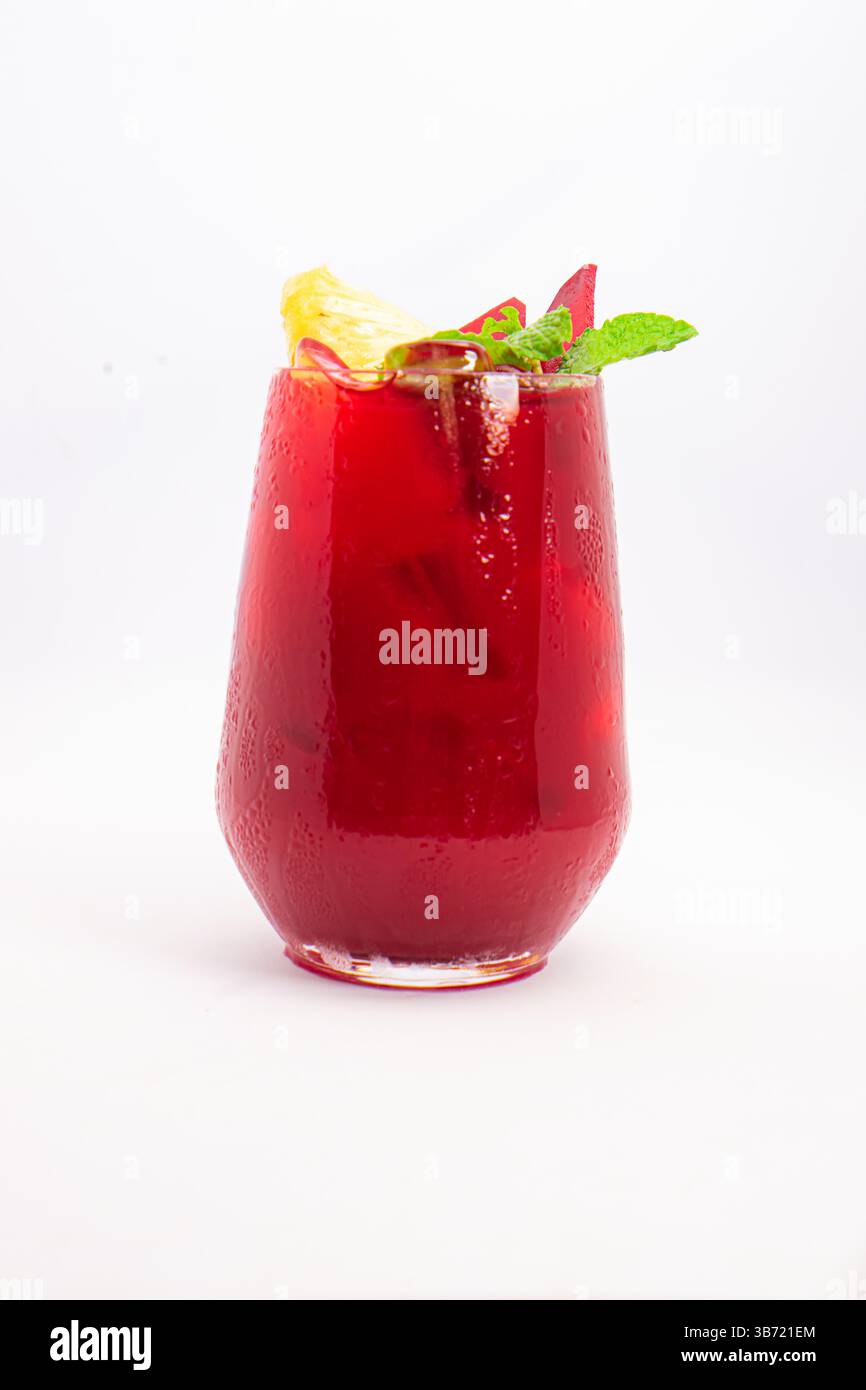 smoothie de betterave rouge ou de baies avec tranche d'ananas et garniture de menthe servi dans un verre transparent sur fond blanc. Photo de haute qualité Banque D'Images