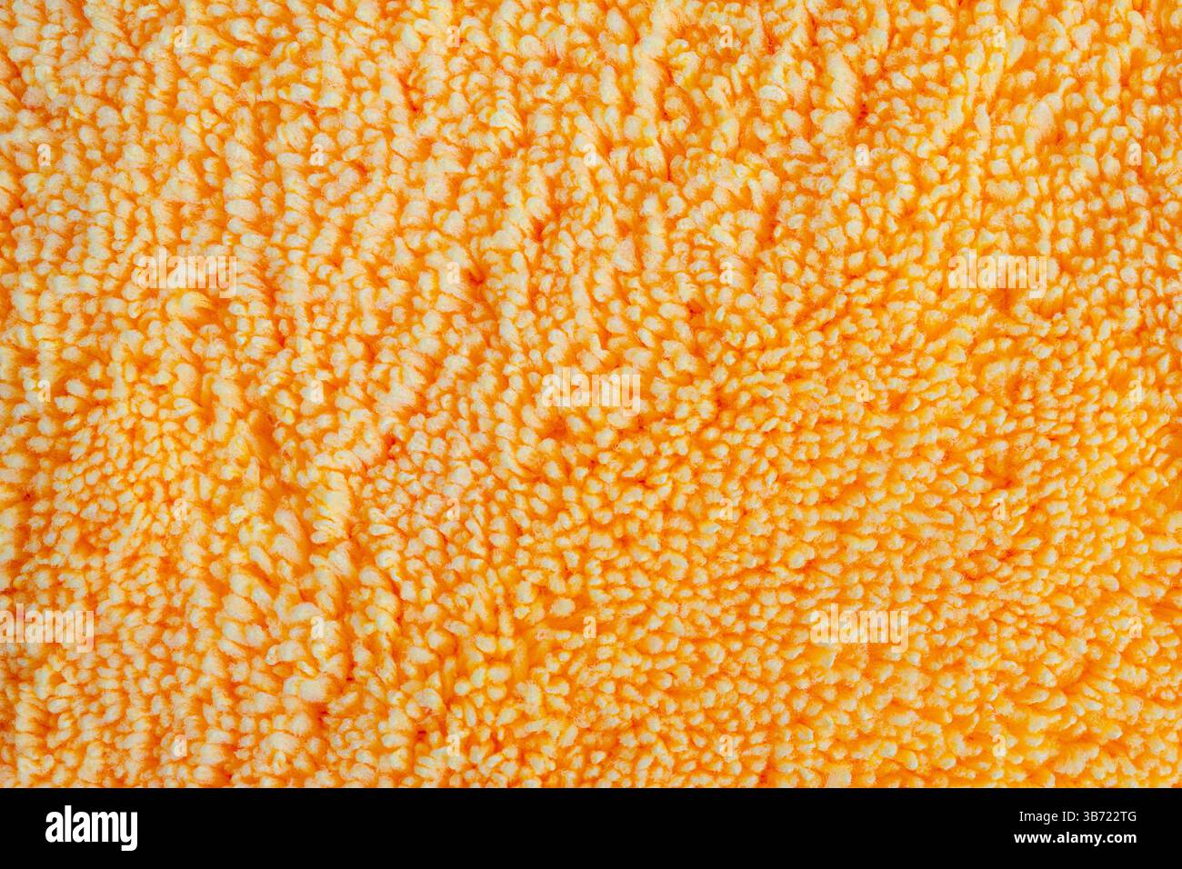 serviette en microfibre orange mandarine gros plan, poil structuré moelleux, chiffon de séchage Banque D'Images