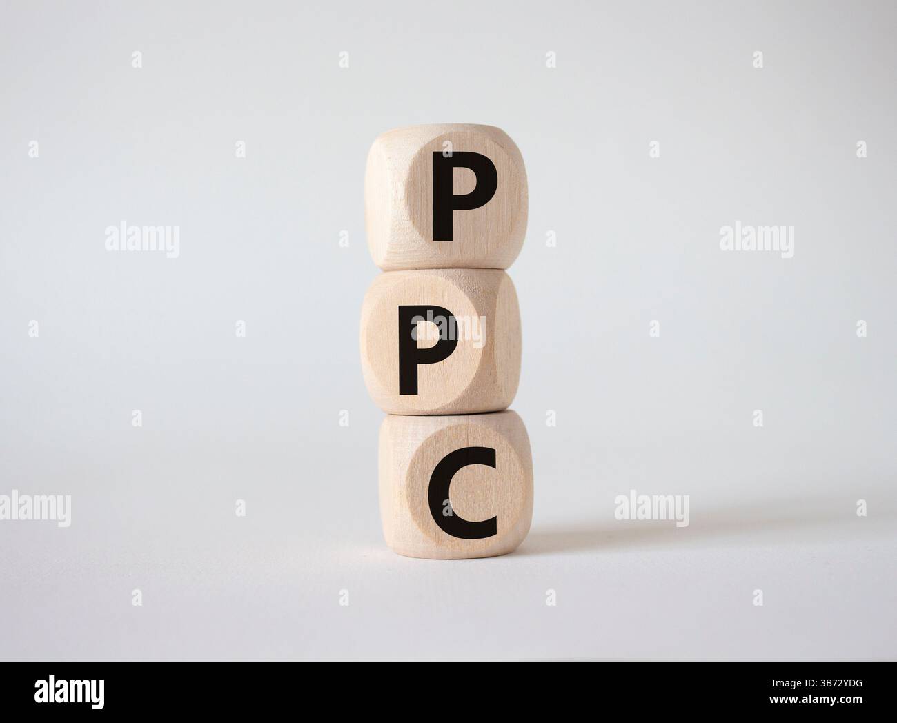 PPC - symbole de paiement par clic. Cubes en bois avec les mots PPC. Beau fond blanc. Business et concept PPC. Copier l'espace. Banque D'Images