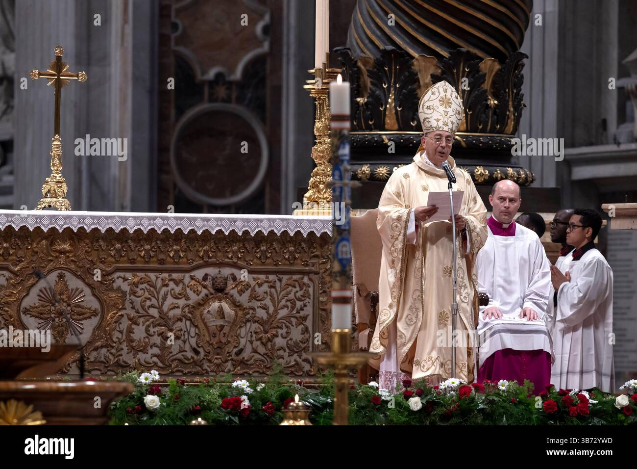 Cité du Vatican, Vatican, 04 mai 2025. Le cardinal Dominique Mamberti dirige une messe le neuvième jour de la 'Novendiali', neuf jours de deuil pour feu le pape François, en la basilique de Pierre au Vatican. Maria Grazia Picciarella/Alamy Live News Banque D'Images