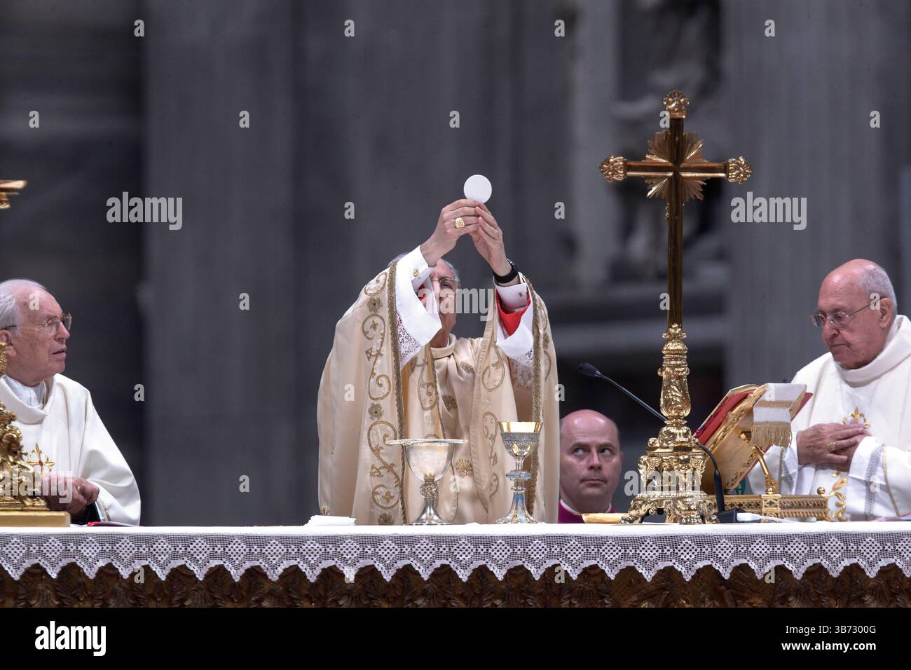 Cité du Vatican, Vatican, 04 mai 2025. Le cardinal Dominique Mamberti dirige une messe le neuvième jour de la 'Novendiali', neuf jours de deuil pour feu le pape François, en la basilique de Pierre au Vatican. Maria Grazia Picciarella/Alamy Live News Banque D'Images
