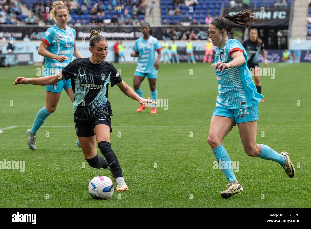 Harrison, New Jersey, États-Unis. 4 mai 2025. Sarah Schupansky (11 ans) du Gotham FC contrôle le ballon lors d'un match de saison régulière de la NWSL contre le Gotham FC au Sports Illustrated Stadium à Harrison, NJ le 4 mai 2025. La partie s'est terminée par un tirage au sort sans but. (Crédit image : © Lev Radin/Pacific Press via ZUMA Press Wire) USAGE ÉDITORIAL SEULEMENT ! Non destiné à UN USAGE commercial ! Banque D'Images
