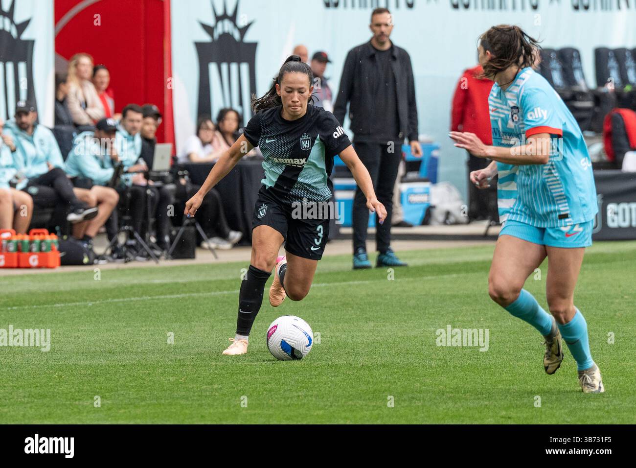 Harrison, New Jersey, États-Unis. 4 mai 2025. Bruninha (3) du Gotham FC contrôle le ballon lors d'un match de saison régulière de la NWSL contre le Chicago FC au Sports Illustrated Stadium à Harrison, NJ le 4 mai 2025. La partie s'est terminée par un tirage au sort sans but. (Crédit image : © Lev Radin/Pacific Press via ZUMA Press Wire) USAGE ÉDITORIAL SEULEMENT ! Non destiné à UN USAGE commercial ! Banque D'Images
