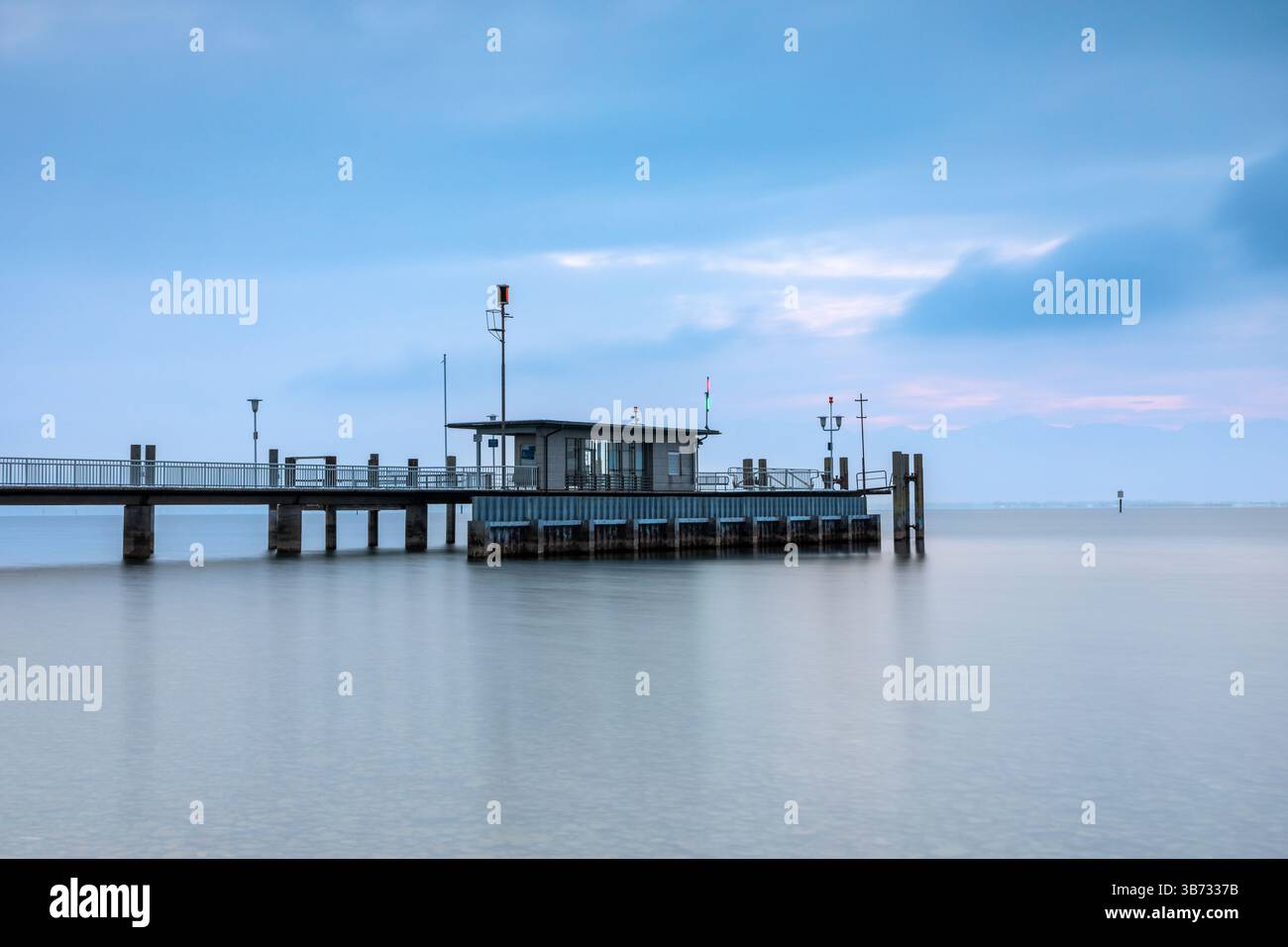 Débarcadère dans le port de Wasserburg au lac de Constance, Bavière, Allemagne par un froid matin d'hiver Banque D'Images