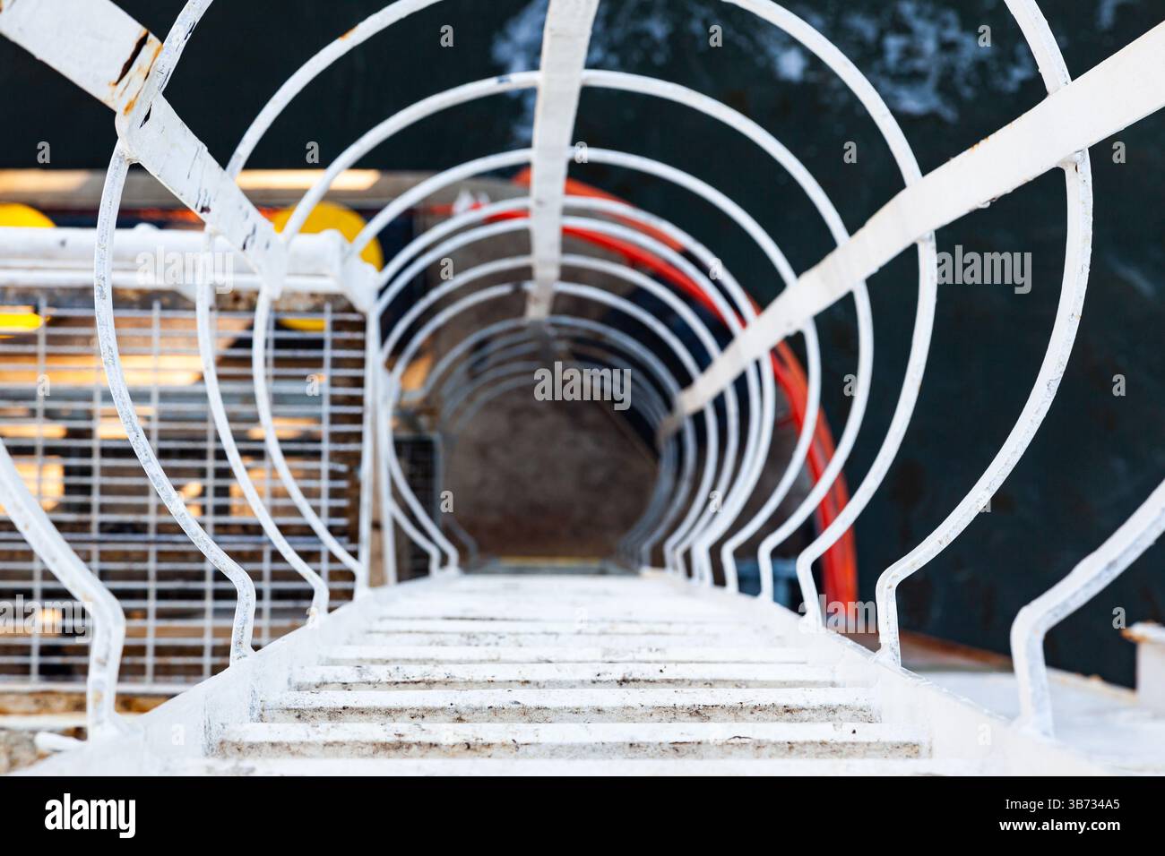 Échelle verticale de secours du navire à la poupe du navire, vue de dessus. Banque D'Images