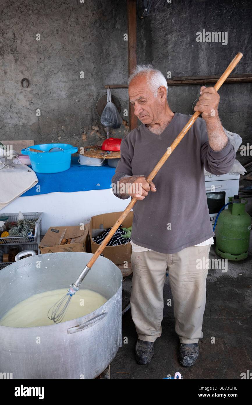 Un couple d'aînés fabriquant du fromage Feta de manière traditionnelle en utilisant uniquement du lait de brebis. - Korucam (Kormakiti) village maronite - Chypre du Nord. Banque D'Images