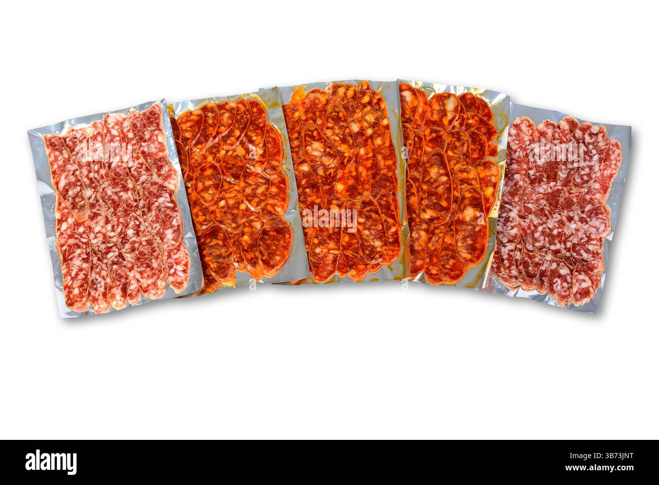 Variété de charcuteries espagnoles, y compris le chorizo et d'autres saucisses, présentées dans des emballages individuels scellés sous vide. Tranché finement et prêt pour la consommation Banque D'Images