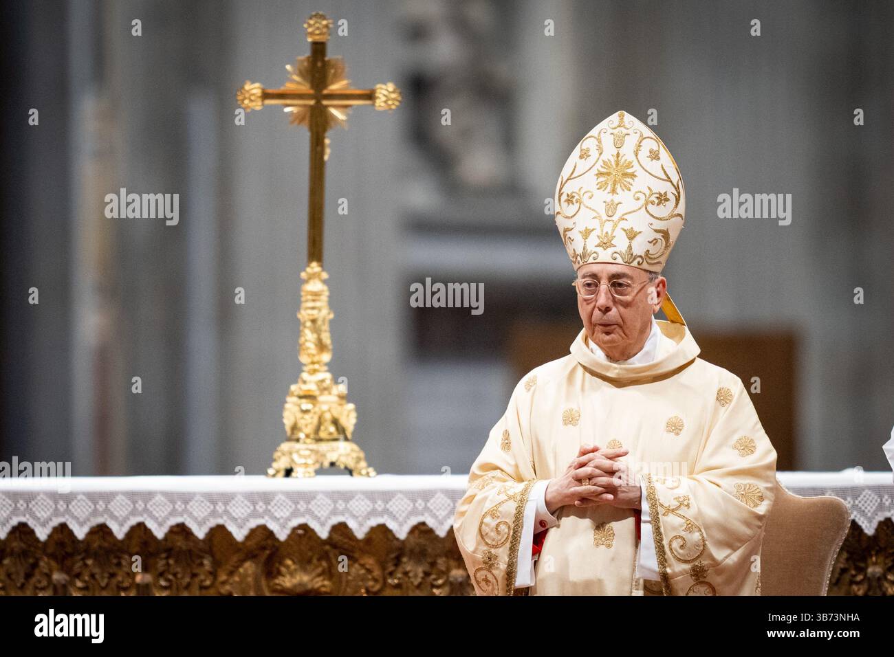 Vatican, Vatican. 04 mai 2025. Le cardinal Dominique Mamberti dirige la neuvième messe de Novendiale en suffrage pour le pape François à la basilique Pierre. Crédit : SOPA images Limited/Alamy Live News Banque D'Images