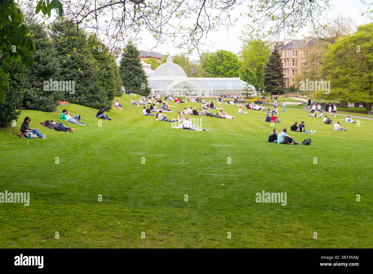 Vague de chaleur dans les jardins botaniques de Glasgow, pelouse pleine de gens profitant du soleil Banque D'Images