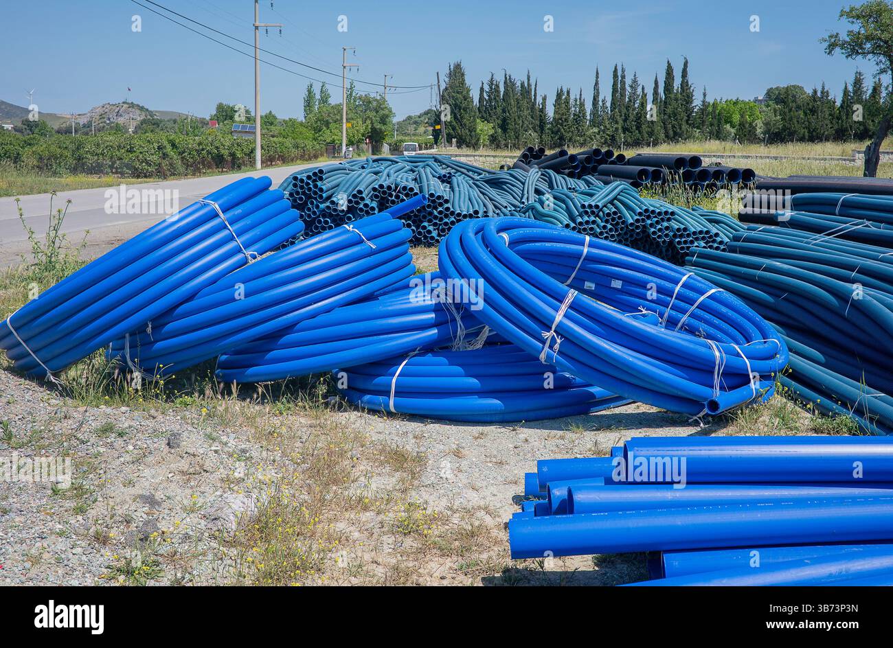 Tuyau de serpentin bleu pour systèmes d'irrigation, tuyau de drainage. Banque D'Images